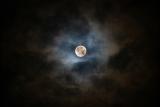 Кольорові хмари навколо Місяця в нічному небі - місячне гало